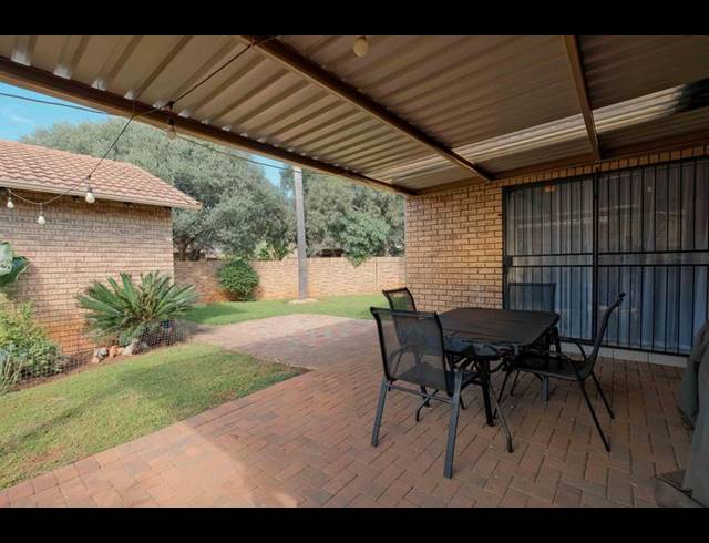3 BEDROOM TOWNHOUSE FOR SALE IN DIE HOEWES